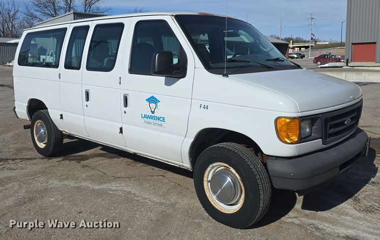 image for item DO7731 2004 Ford E350 Super Duty XL van
