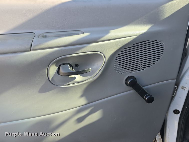 image for item DO7731 2004 Ford E350 Super Duty XL van