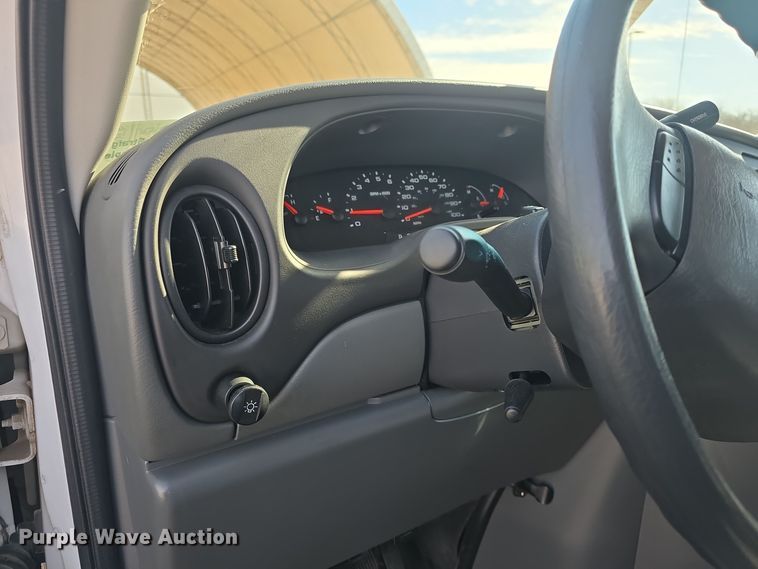 image for item DO7731 2004 Ford E350 Super Duty XL van