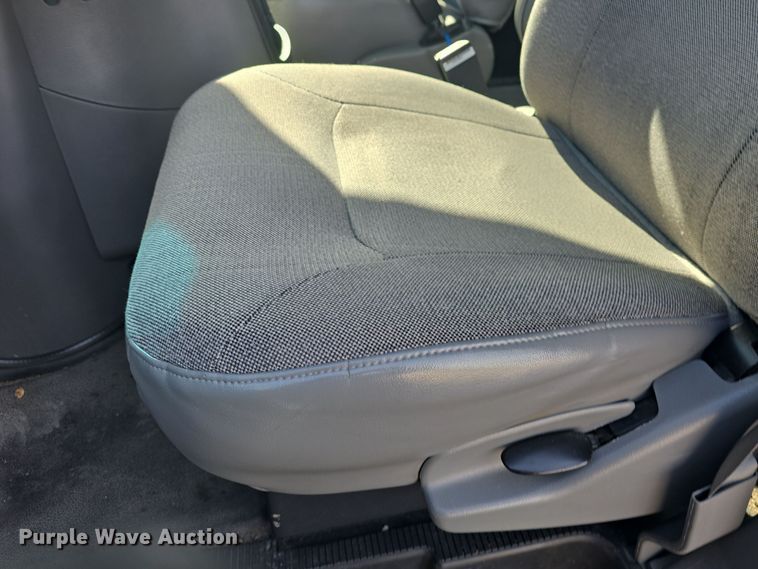 image for item DO7731 2004 Ford E350 Super Duty XL van