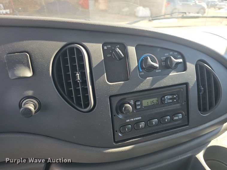 image for item DO7731 2004 Ford E350 Super Duty XL van