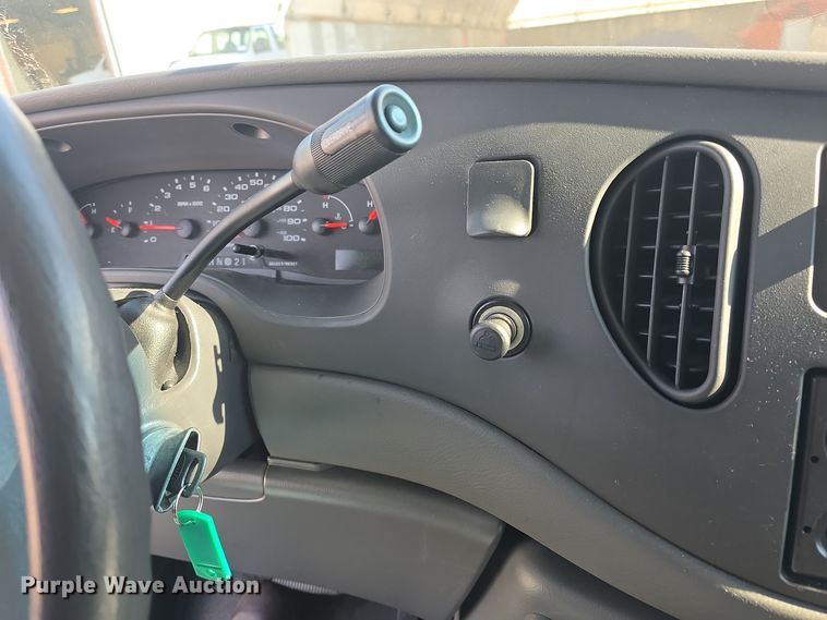 image for item DO7731 2004 Ford E350 Super Duty XL van
