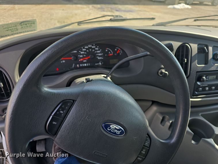 image for item DO7731 2004 Ford E350 Super Duty XL van