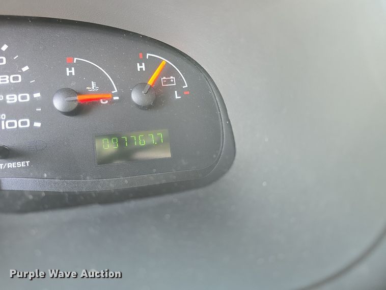 image for item DO7731 2004 Ford E350 Super Duty XL van