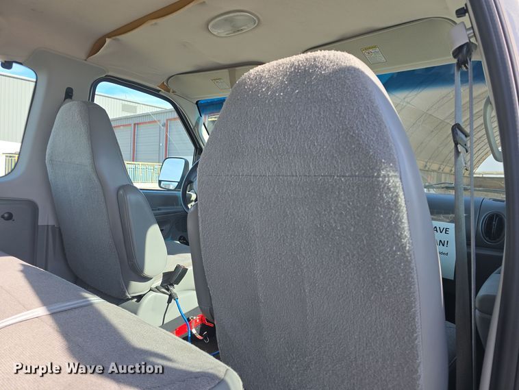 image for item DO7731 2004 Ford E350 Super Duty XL van