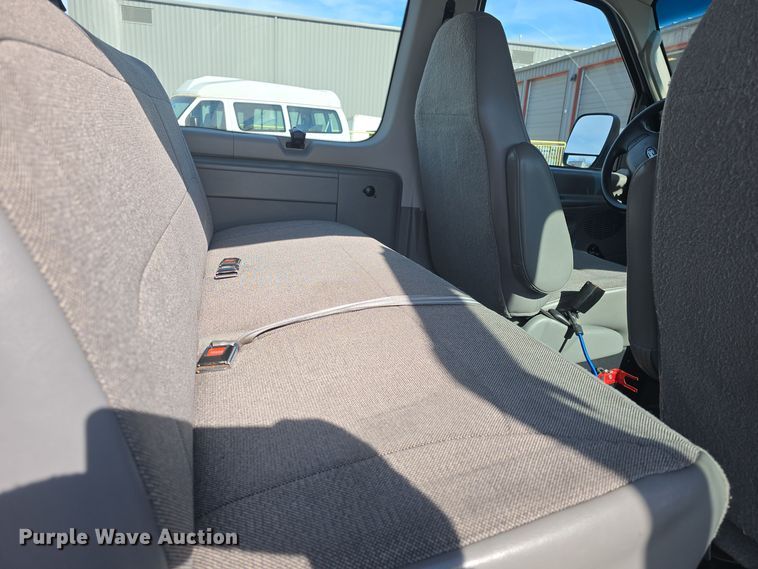 image for item DO7731 2004 Ford E350 Super Duty XL van