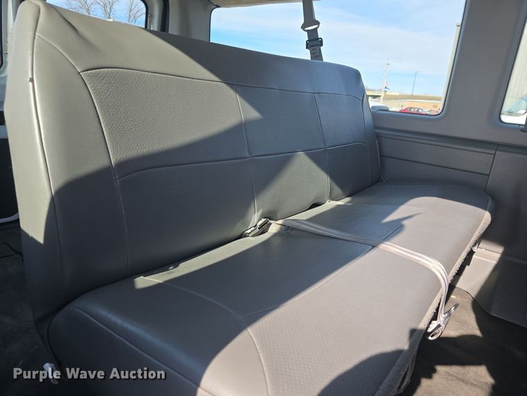 image for item DO7731 2004 Ford E350 Super Duty XL van