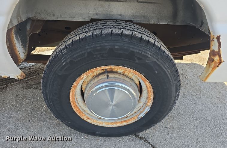 image for item DO7731 2004 Ford E350 Super Duty XL van