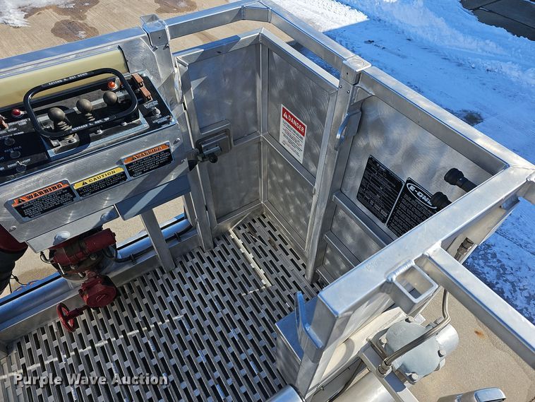 image for item DO7736 2000 Emergency One quint fire truck