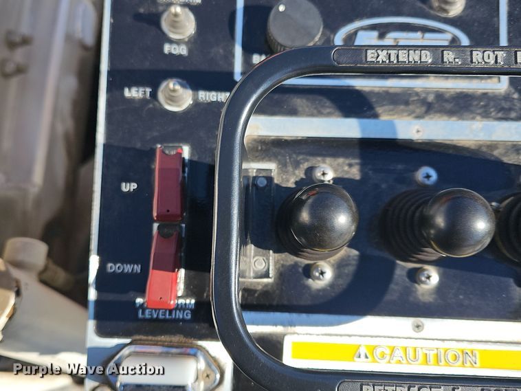 image for item DO7736 2000 Emergency One quint fire truck