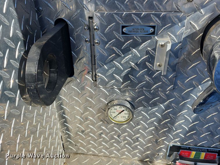 image for item DO7736 2000 Emergency One quint fire truck