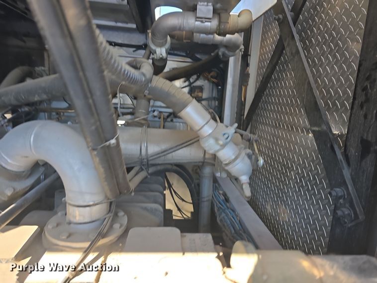 image for item DO7736 2000 Emergency One quint fire truck