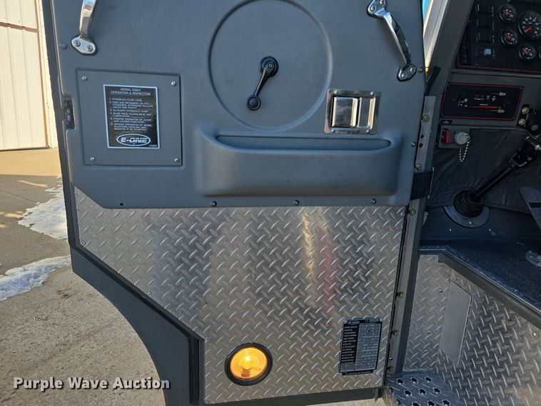 image for item DO7736 2000 Emergency One quint fire truck