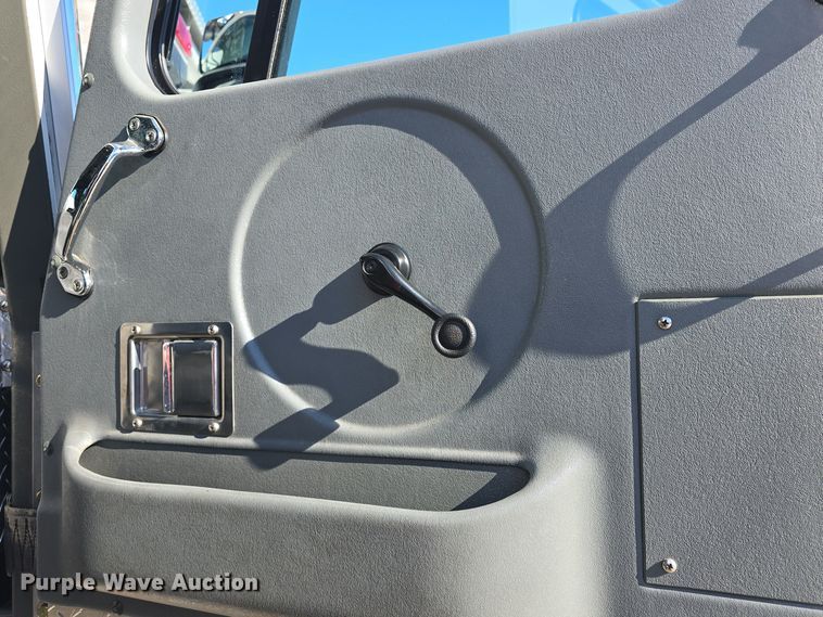 image for item DO7736 2000 Emergency One quint fire truck