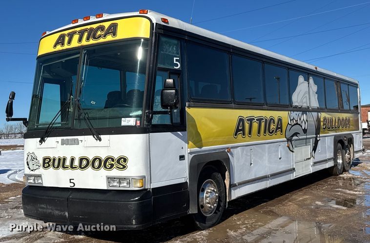 image for item DQ0448 2000 MCI 102-DL3 coach bus