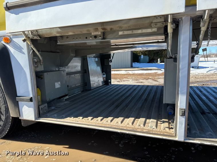 image for item DQ0448 2000 MCI 102-DL3 coach bus