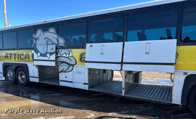 image for item DQ0448 2000 MCI 102-DL3 coach bus