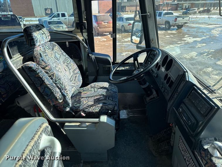 image for item DQ0448 2000 MCI 102-DL3 coach bus