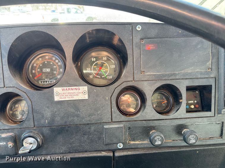 image for item DQ0448 2000 MCI 102-DL3 coach bus