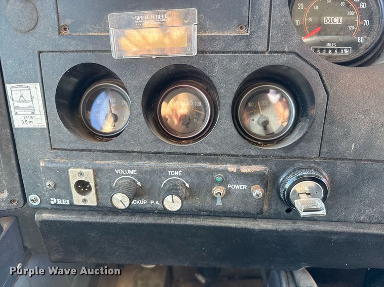 image for item DQ0448 2000 MCI 102-DL3 coach bus