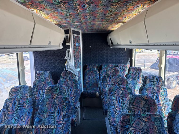 image for item DQ0448 2000 MCI 102-DL3 coach bus