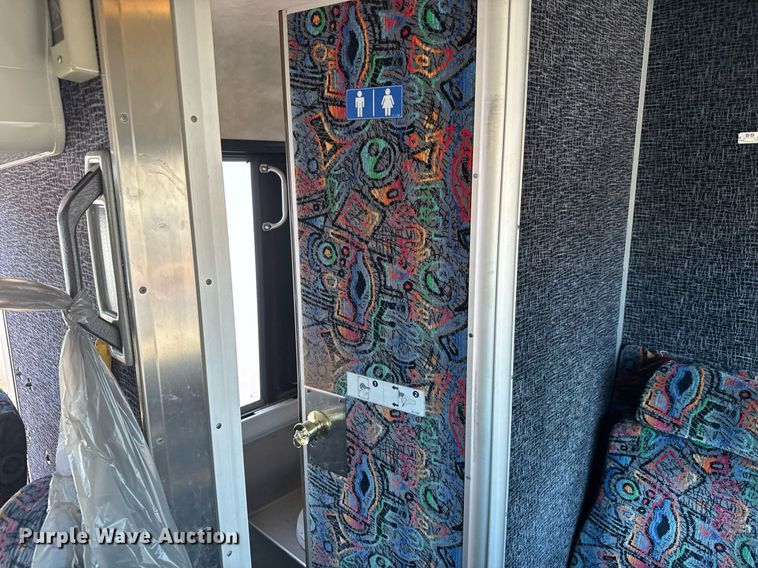 image for item DQ0448 2000 MCI 102-DL3 coach bus