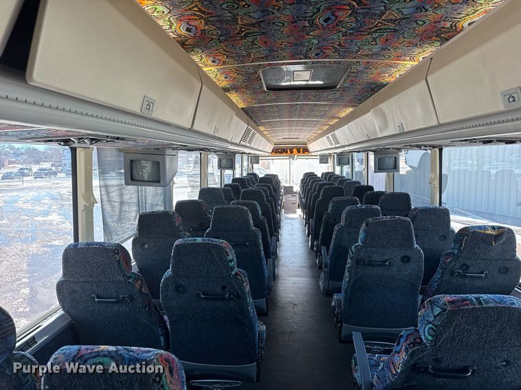 image for item DQ0448 2000 MCI 102-DL3 coach bus