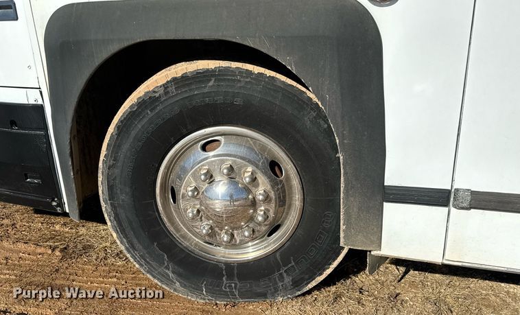 image for item DQ0448 2000 MCI 102-DL3 coach bus