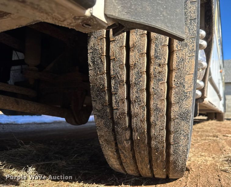 image for item DQ0448 2000 MCI 102-DL3 coach bus