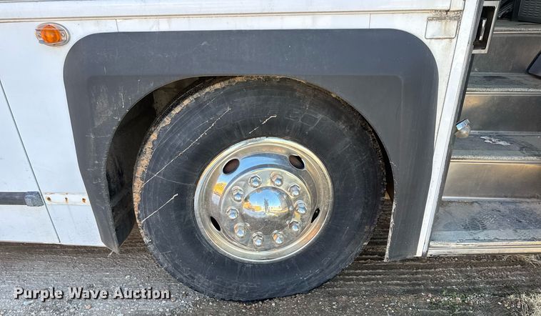 image for item DQ0448 2000 MCI 102-DL3 coach bus