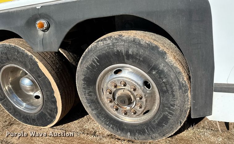 image for item DQ0448 2000 MCI 102-DL3 coach bus