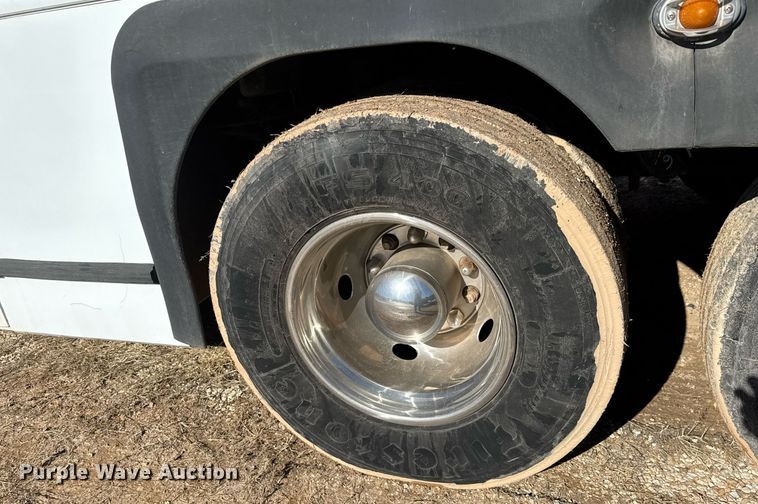 image for item DQ0448 2000 MCI 102-DL3 coach bus