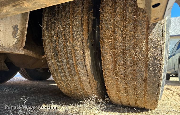 image for item DQ0448 2000 MCI 102-DL3 coach bus