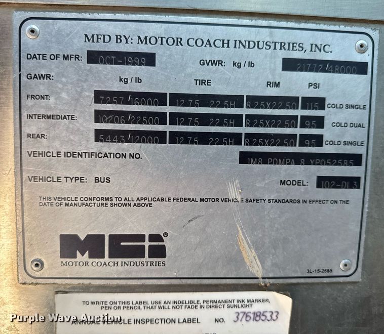 image for item DQ0448 2000 MCI 102-DL3 coach bus