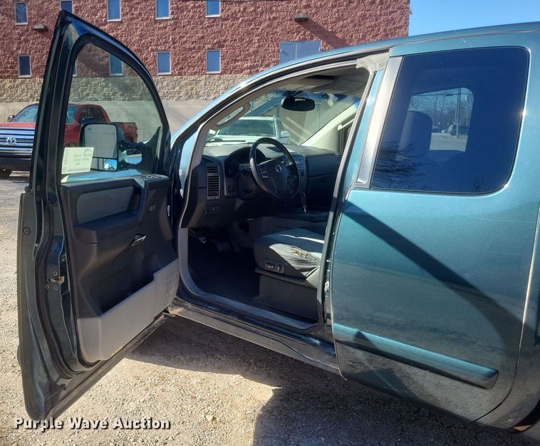 image for item DS5213 2004 Nissan Titan pickup truck