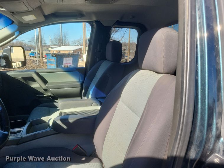 image for item DS5213 2004 Nissan Titan pickup truck