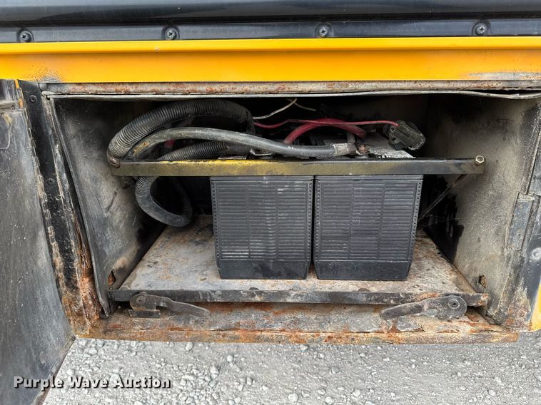 image for item DW2490 2000 International 3800 school bus