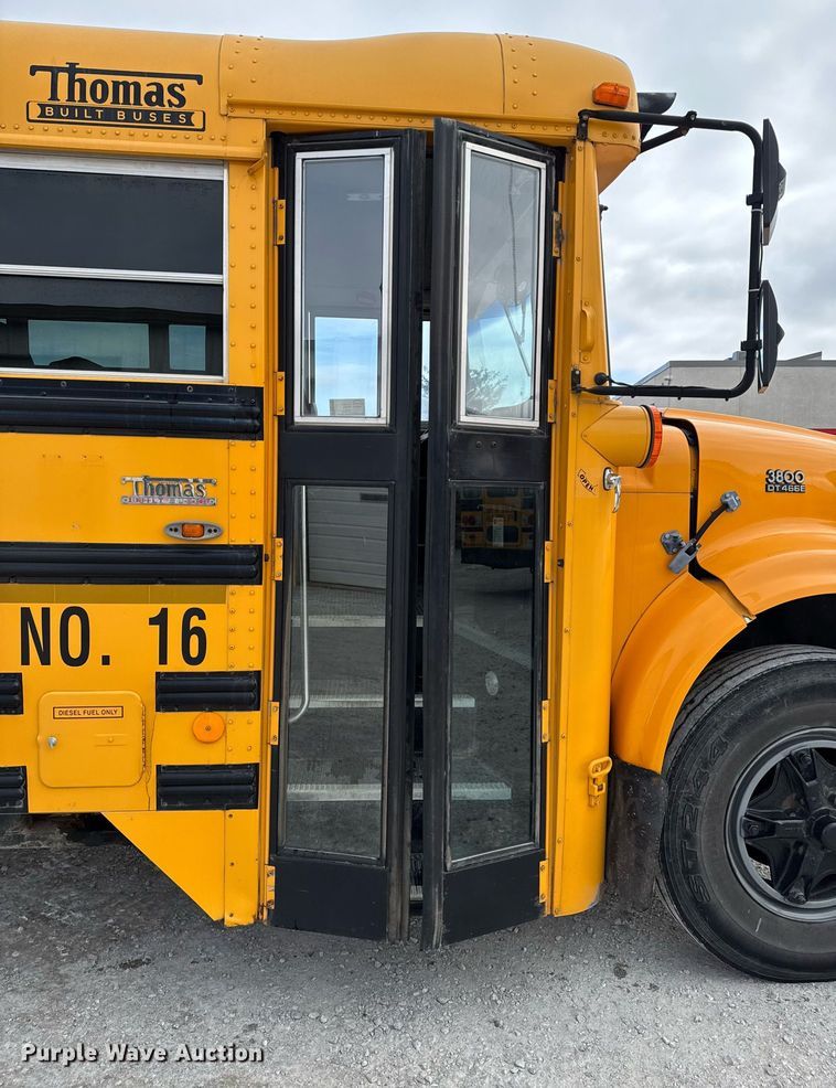 image for item DW2490 2000 International 3800 school bus