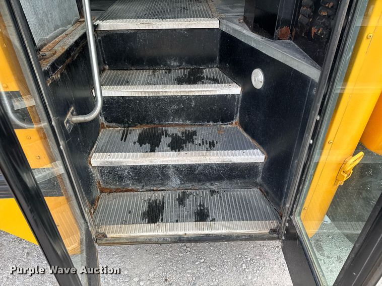 image for item DW2490 2000 International 3800 school bus