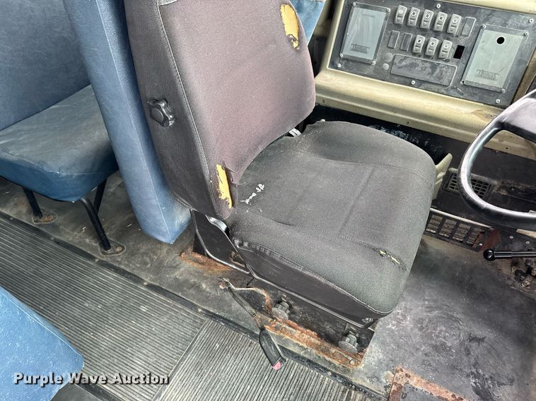 image for item DW2490 2000 International 3800 school bus