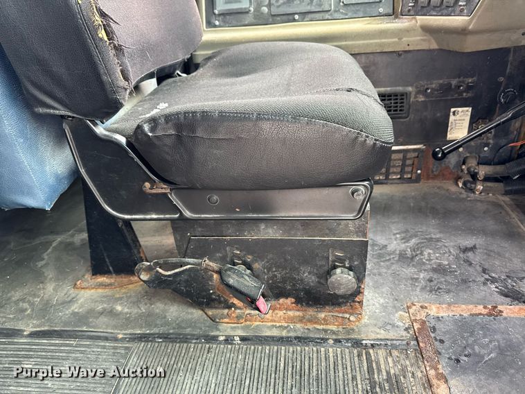 image for item DW2490 2000 International 3800 school bus