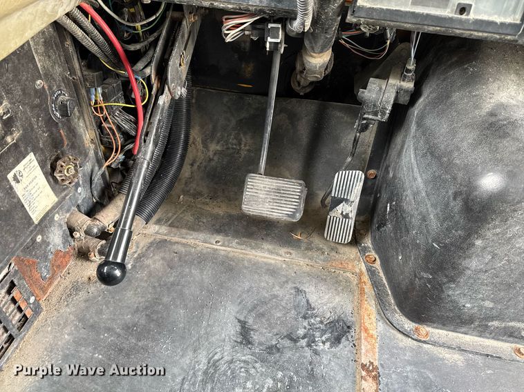 image for item DW2490 2000 International 3800 school bus