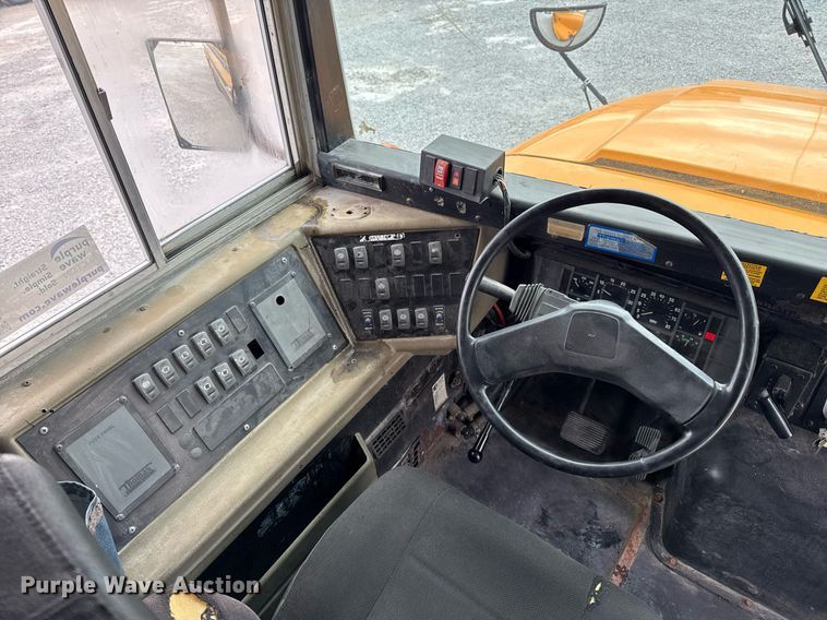 image for item DW2490 2000 International 3800 school bus