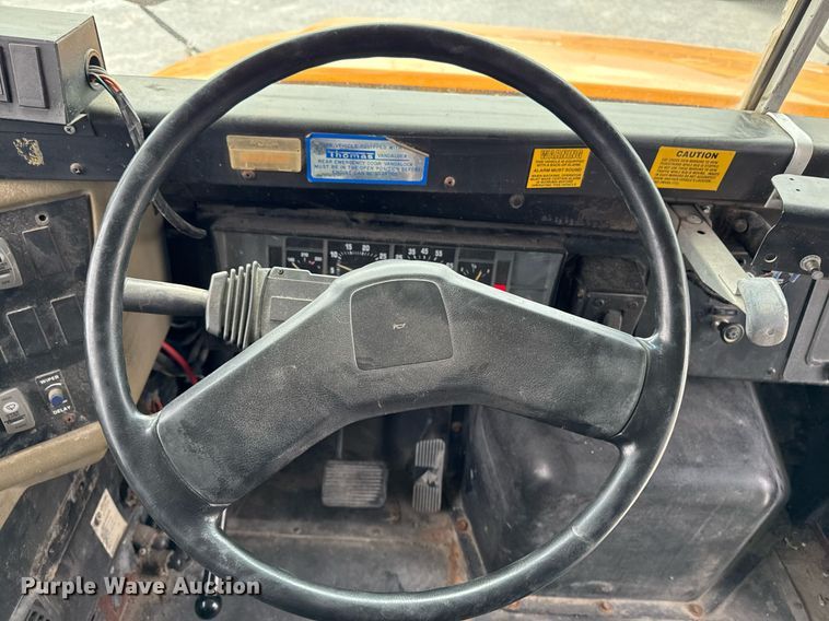 image for item DW2490 2000 International 3800 school bus