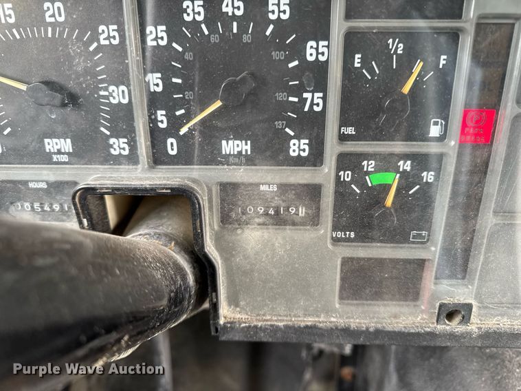 image for item DW2490 2000 International 3800 school bus