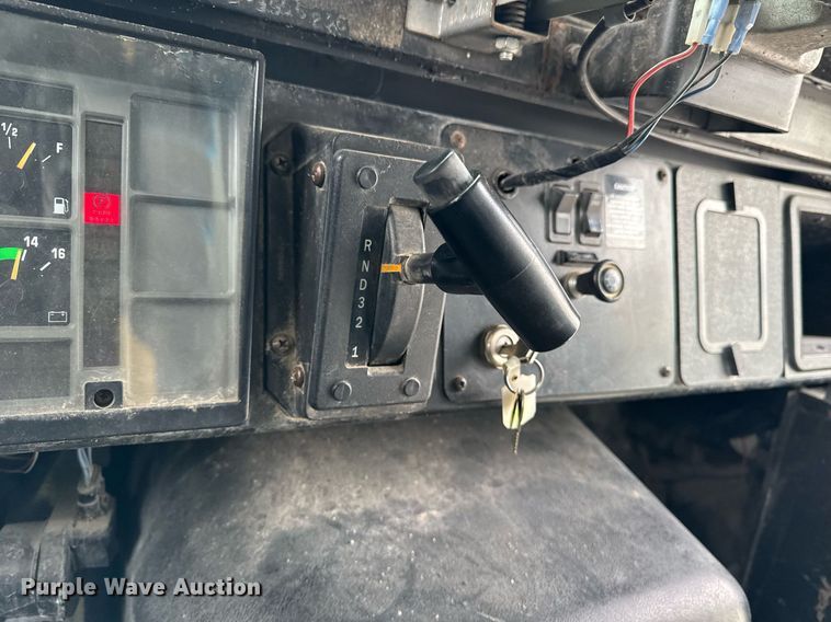 image for item DW2490 2000 International 3800 school bus