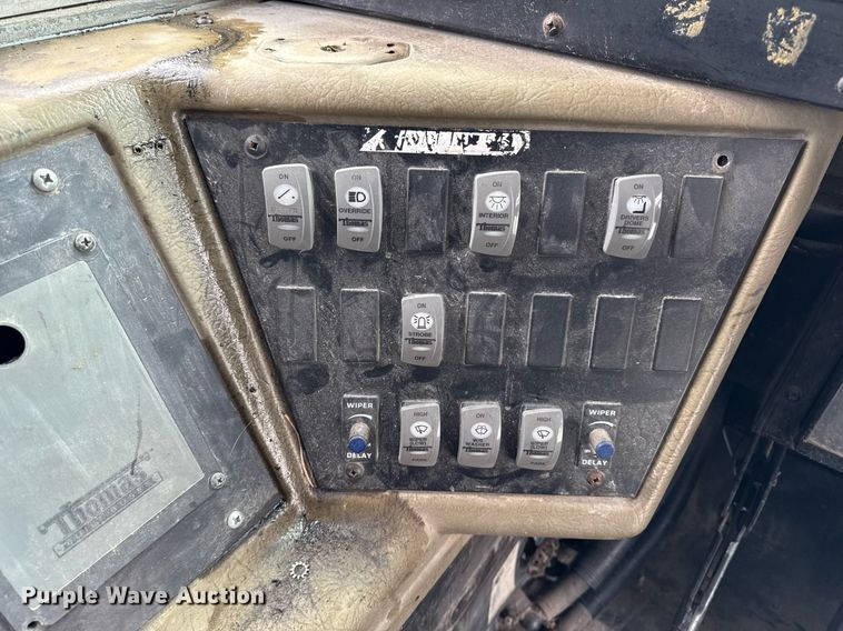 image for item DW2490 2000 International 3800 school bus