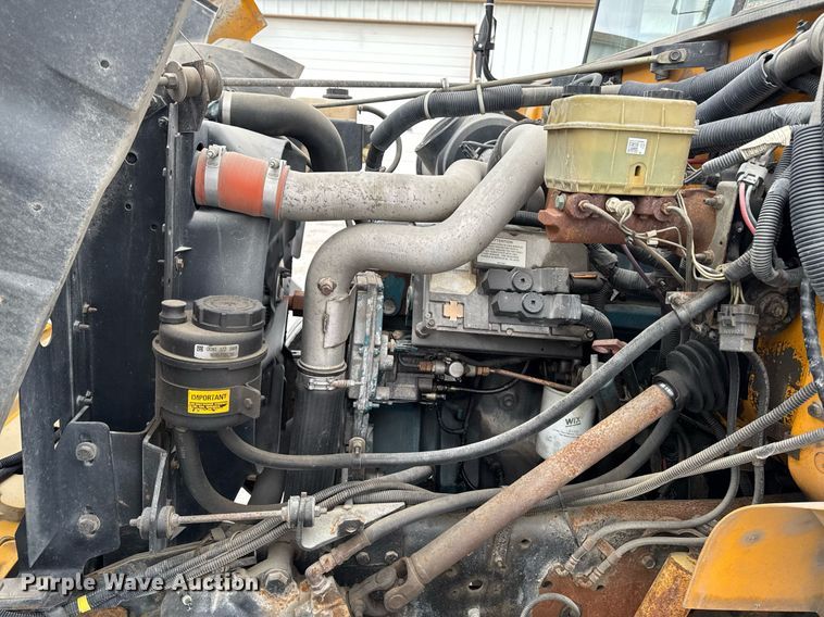 image for item DW2490 2000 International 3800 school bus