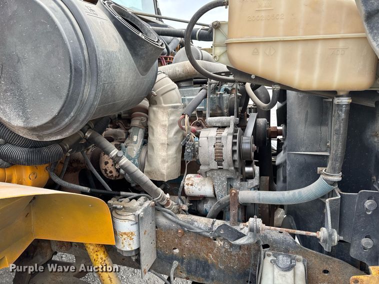 image for item DW2490 2000 International 3800 school bus