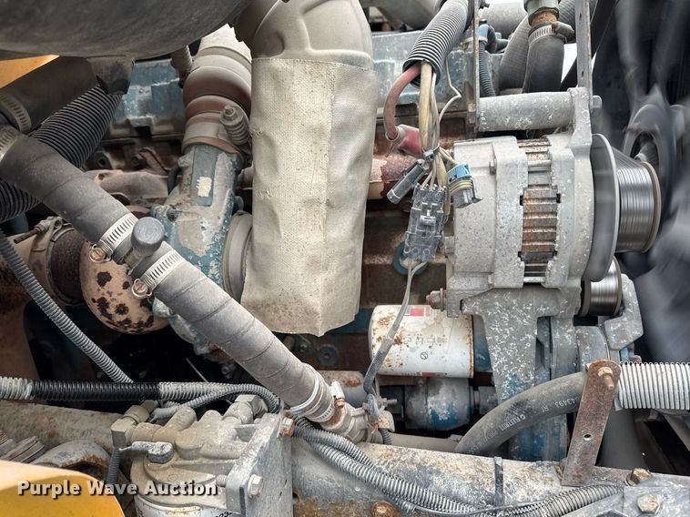 image for item DW2490 2000 International 3800 school bus